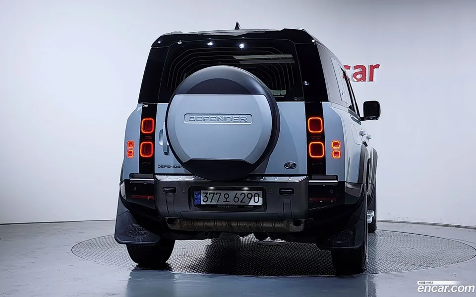 Land Rover Defender 110 P300 X- SE 2023 — миниатюра 4
