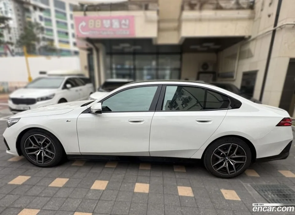 BMW 5 Series 520i M 2024 — миниатюра 3