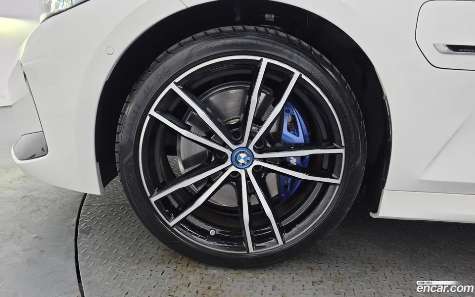BMW 3 Series 330e M 2023 — миниатюра 5