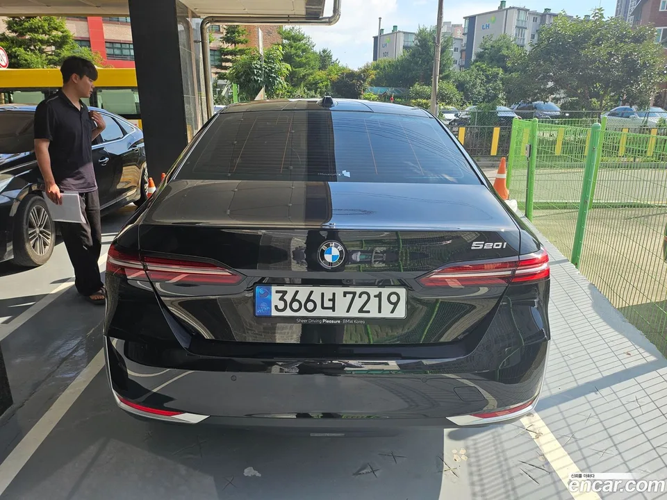 BMW 5 Series 520i 2025 — миниатюра 4