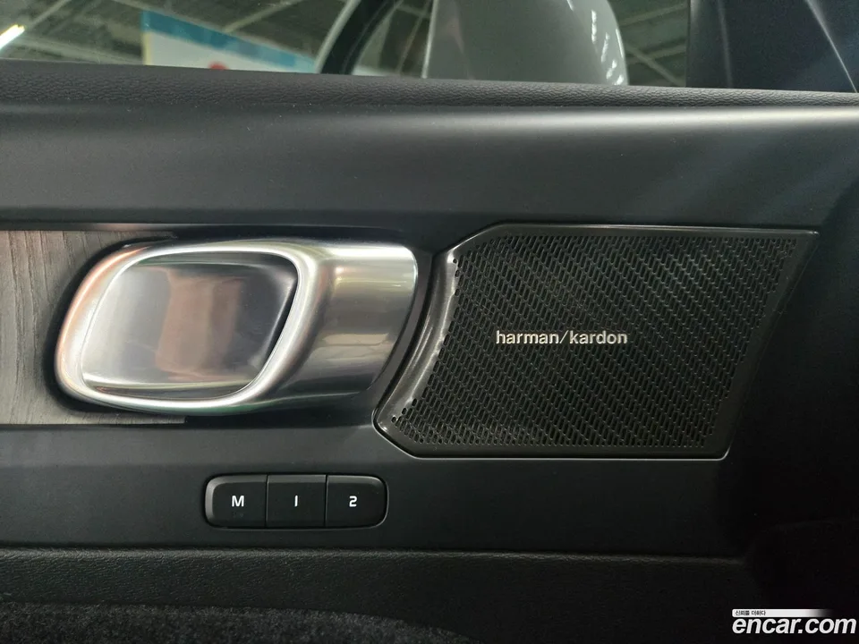 Volvo XC40 B4 2023 — миниатюра 2