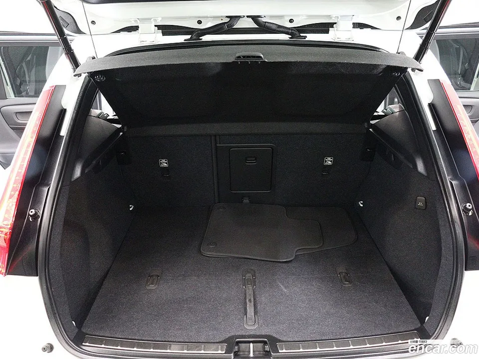 Volvo XC40 B4 2023 — миниатюра 5
