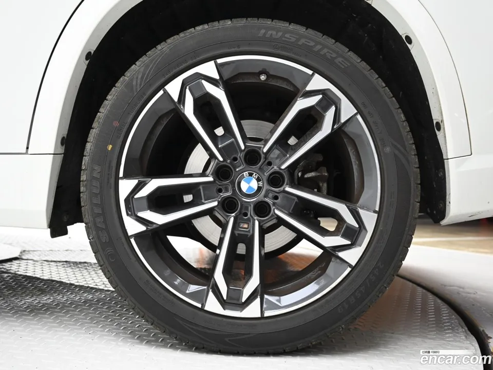 BMW X1 xDrive 20i M 2023 — миниатюра 2