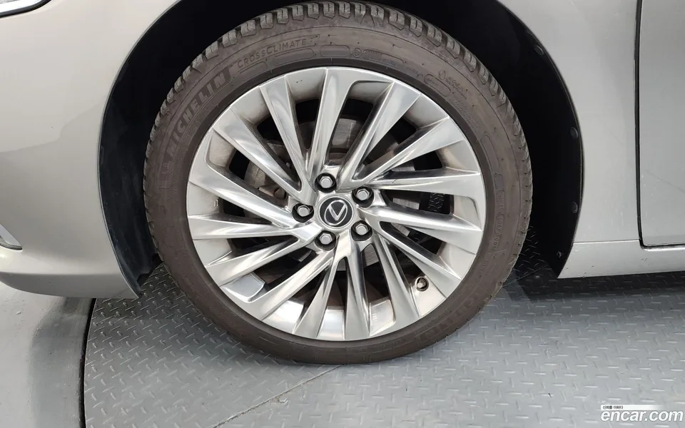 Lexus ES 300h 2022 — миниатюра 2