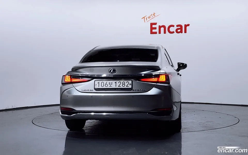 Lexus ES 300h 2022 — миниатюра 4