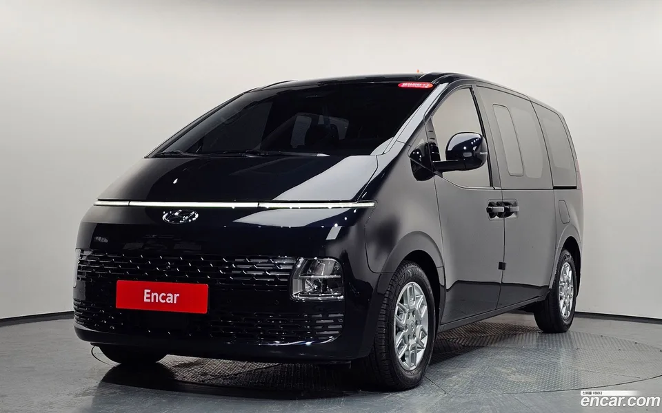 Hyundai Staria 5 2023 — фото 1, купить с доставкой в Москву
