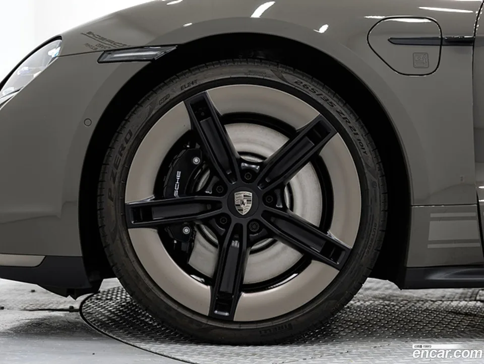 Porsche Taycan 2025 — миниатюра 2