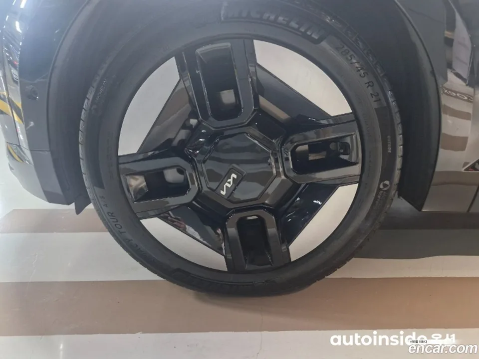 Kia EV9 4WD 2023 — миниатюра 2