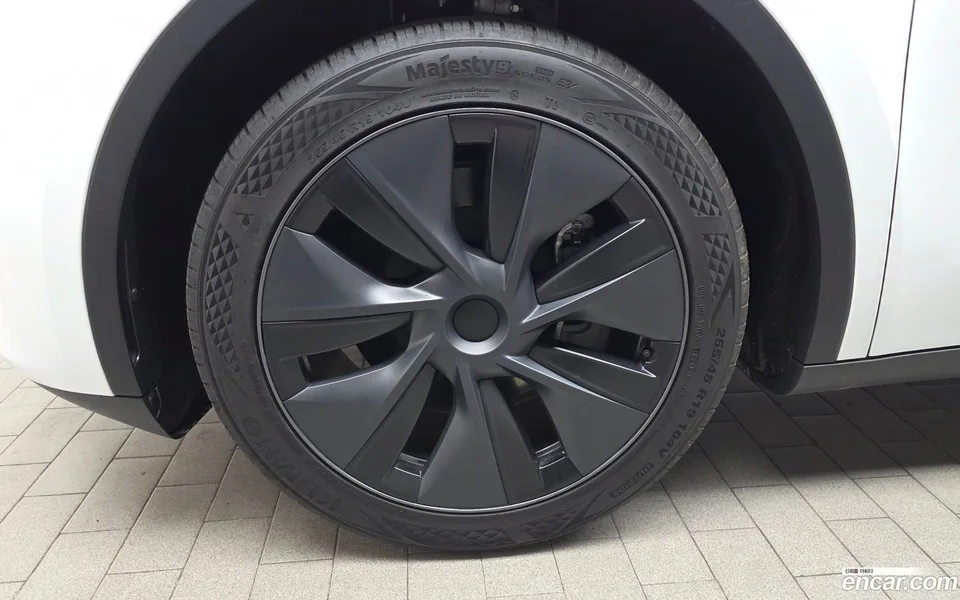 Tesla Model Y RWD 2024 — миниатюра 2