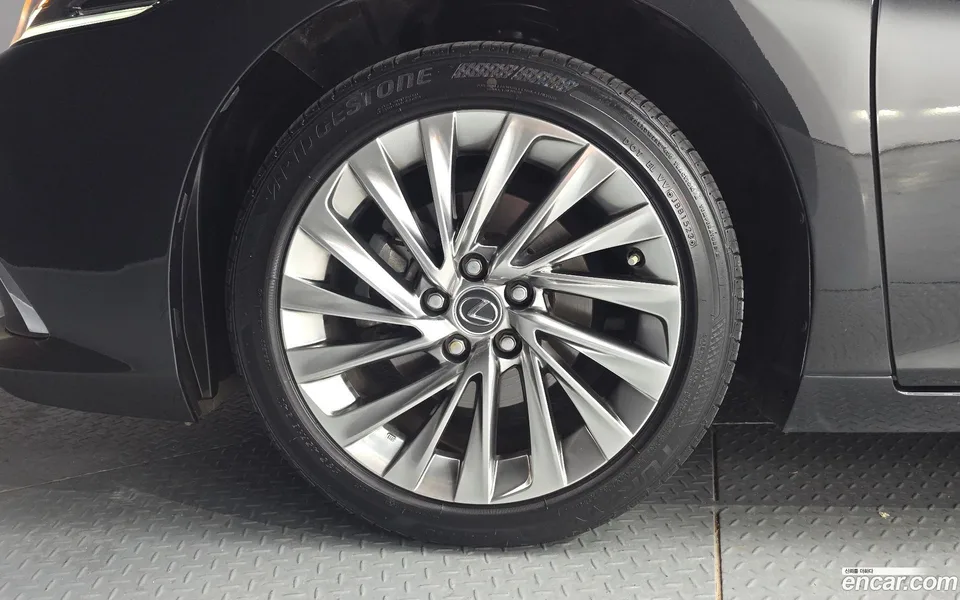 Lexus ES 300h 2023 — миниатюра 5