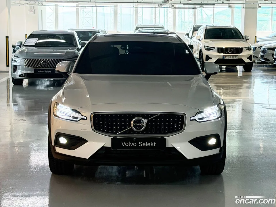 Volvo V60 Cross Country B5 AWD 2025 — миниатюра 3