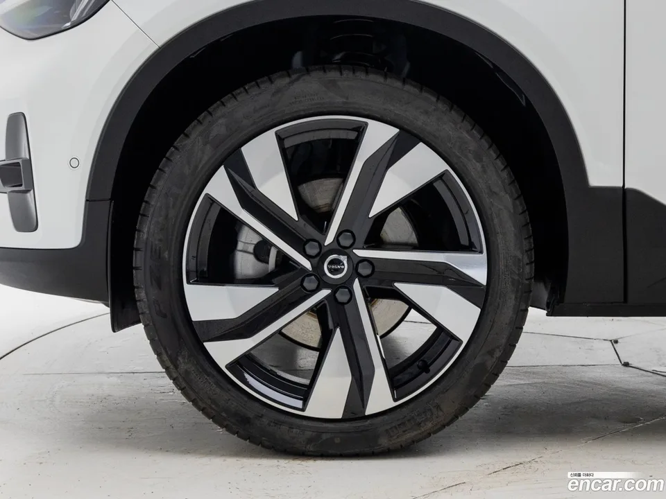 Volvo XC40 B4 2025 — миниатюра 5