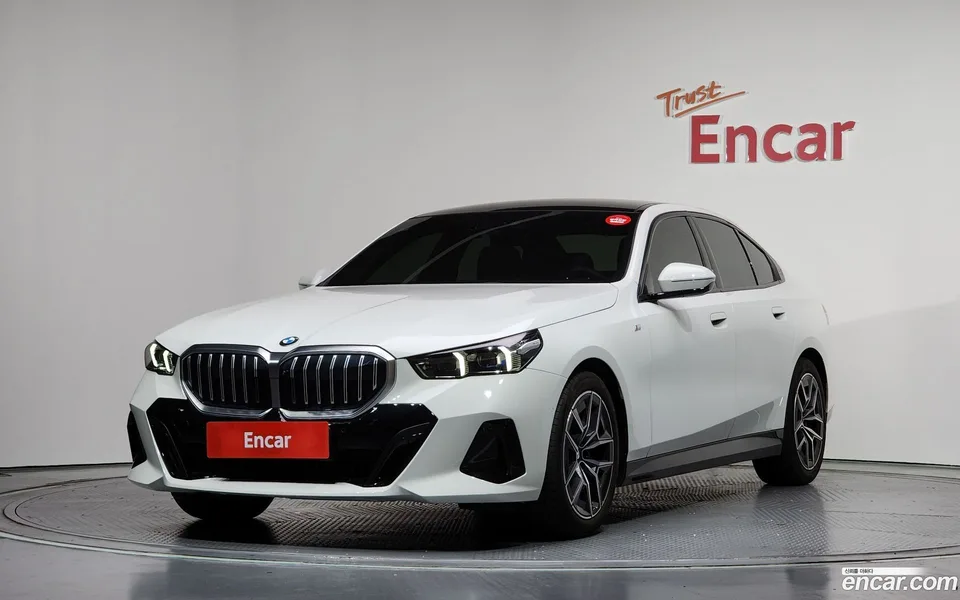 BMW 5 Series 520i M 2024 — фото 1, купить с доставкой в Москву