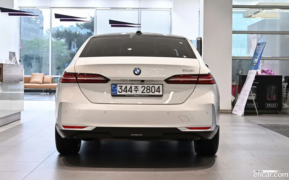 BMW 5 Series 520i 2025 — миниатюра 3