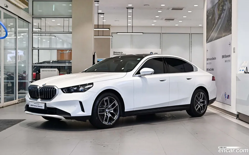 BMW 5 Series 520i 2025 — фото 1, купить с доставкой в Москву