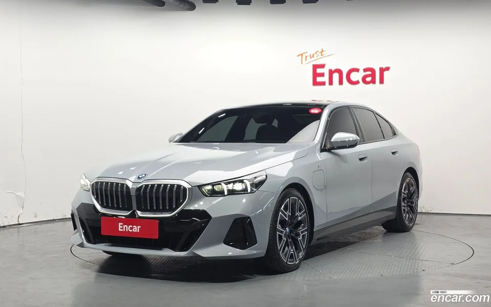 BMW 5 Series 530e M 2025 — фото 1, купить с доставкой в Москву