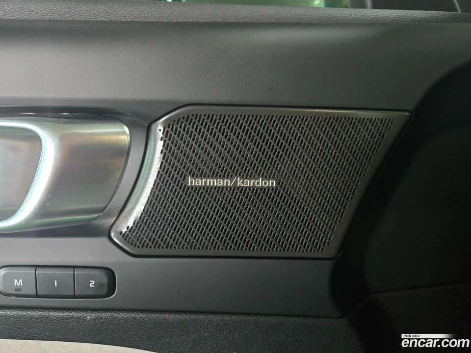 Volvo XC40 B4 2025 — миниатюра 4