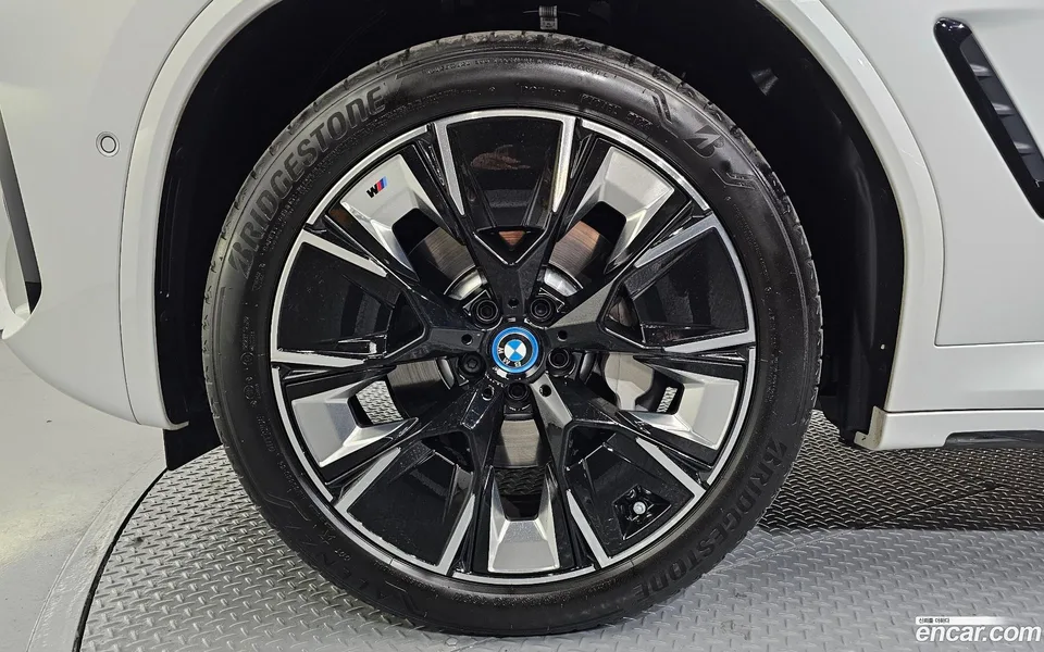 BMW iX3 M 2025 — миниатюра 2