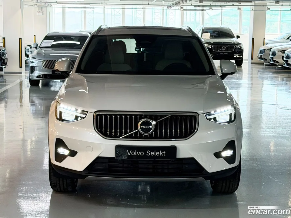 Volvo XC40 B4 2025 — миниатюра 3