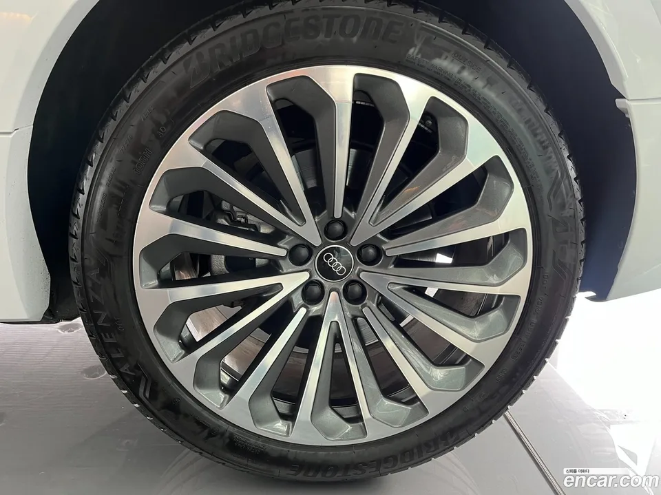 Audi Q8 e-tron 55 2024 — миниатюра 2