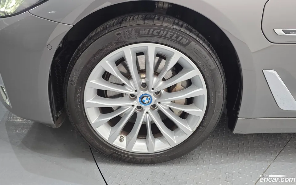 BMW 5 Series 530e 2022 — миниатюра 5