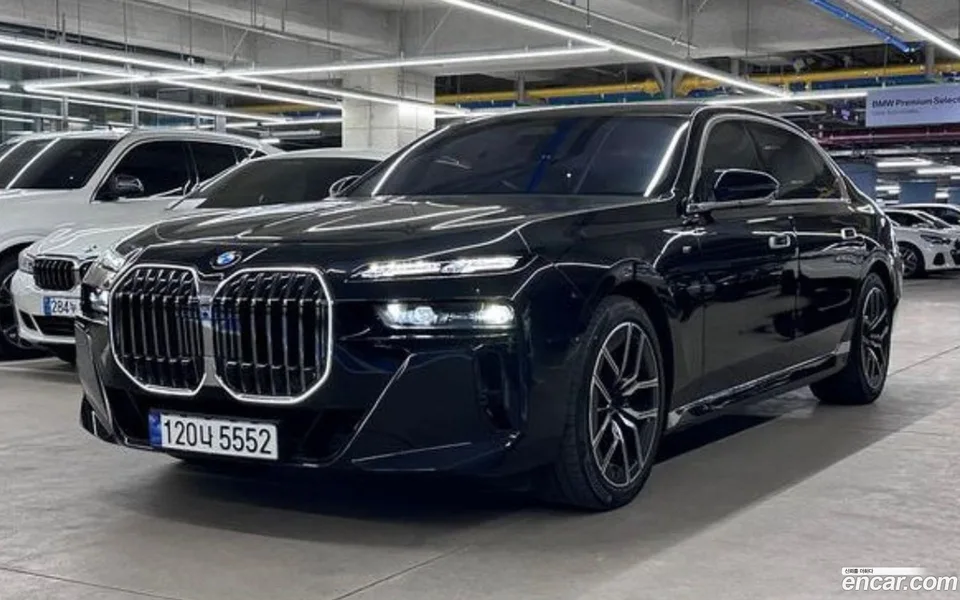 BMW 7 Series 740i xDrive M 2023 — фото 1, купить с доставкой в Москву