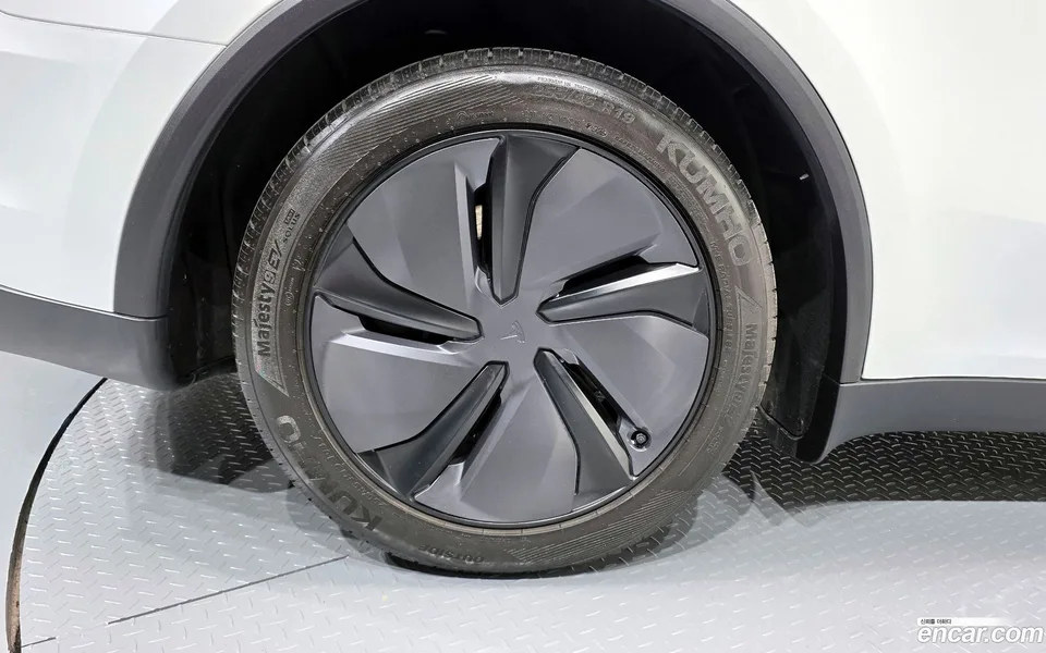Tesla Model Y RWD 2025 — миниатюра 2