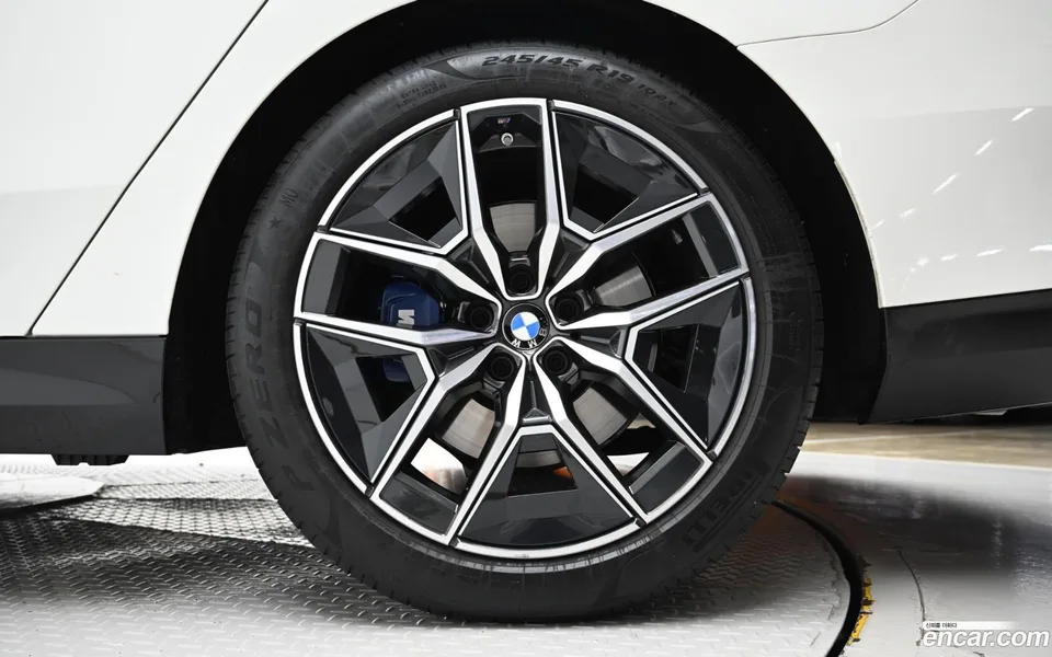 BMW 5 Series 523d M 2025 — миниатюра 2