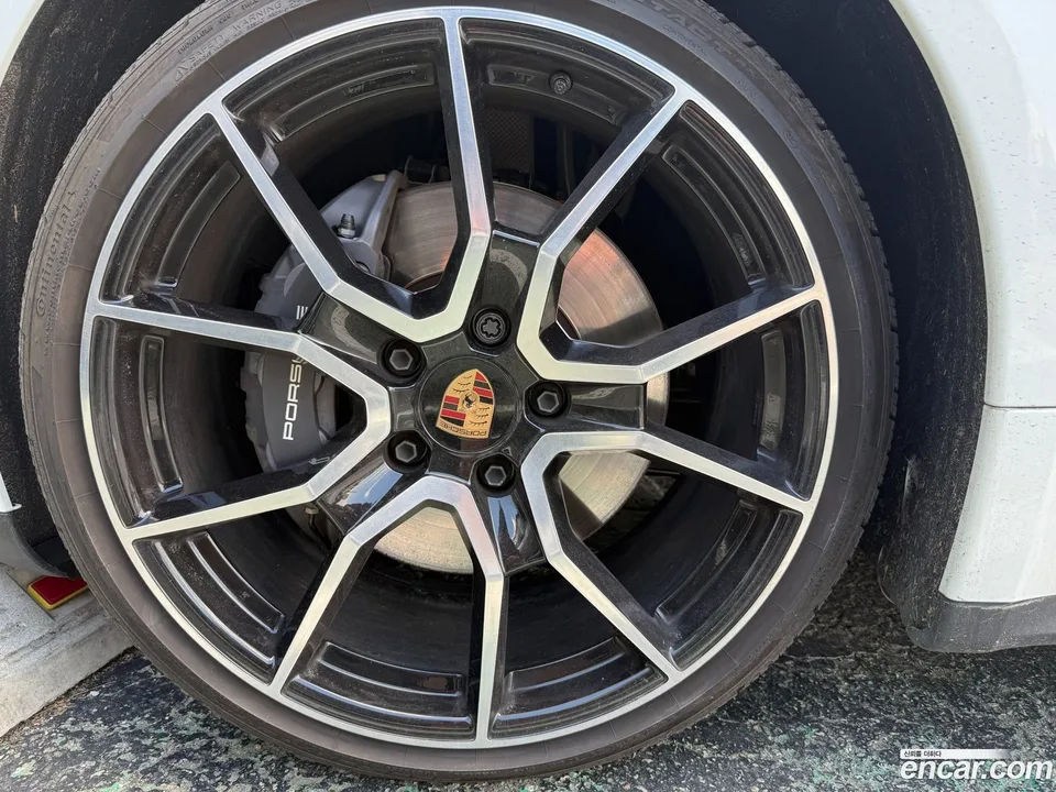Porsche Taycan 2025 — миниатюра 2