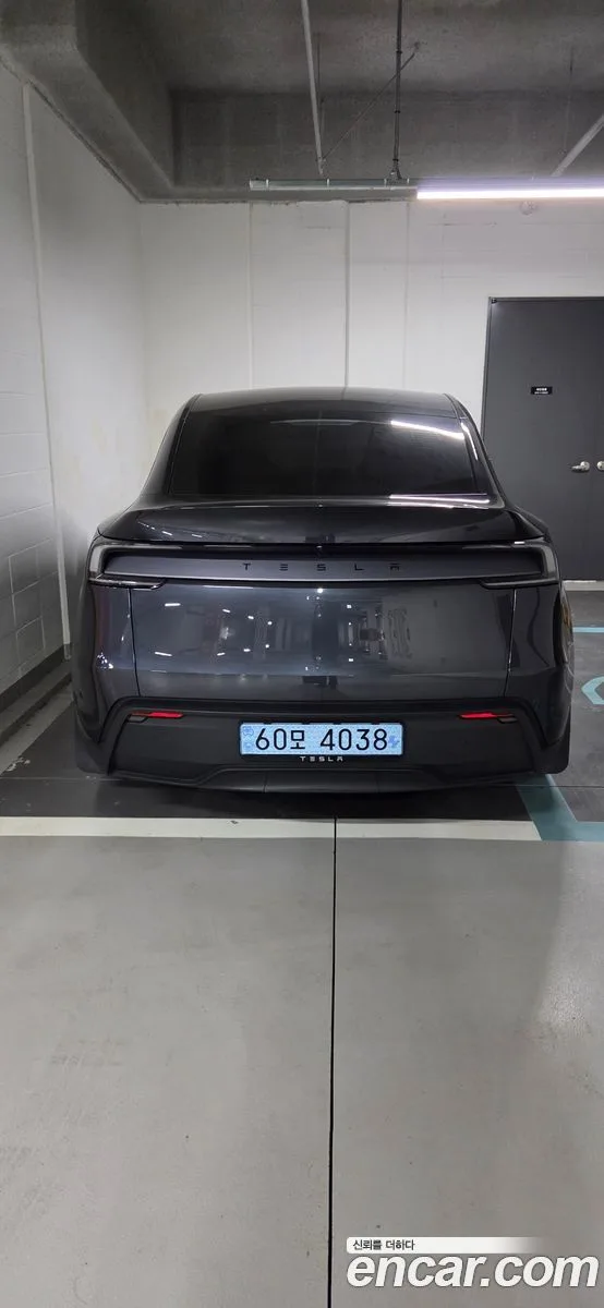 Tesla Model Y RWD 2025 — миниатюра 2