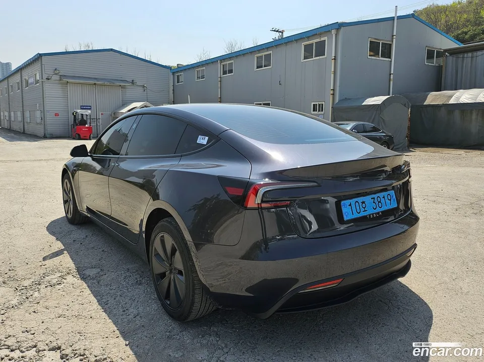 Tesla Model 3 RWD 2026 — миниатюра 3
