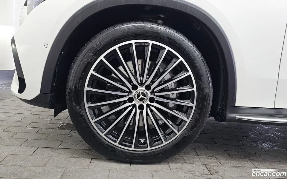 Mercedes-Benz GLC-Class GLC300 4MATIC AMG Line 2024 — миниатюра 2