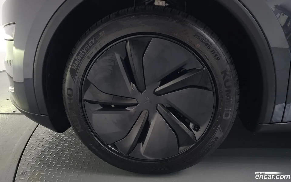 Tesla Model Y RWD 2025 — миниатюра 2