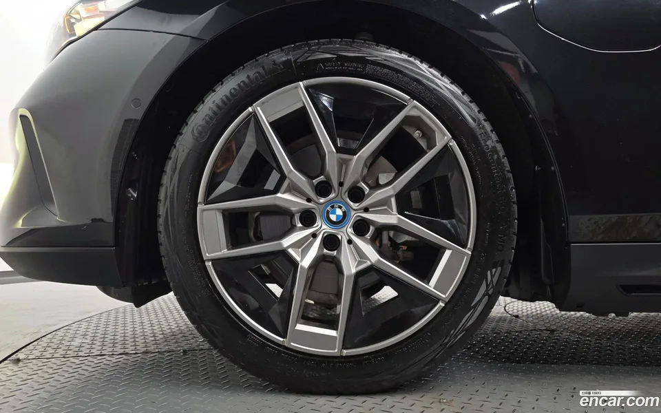 BMW 5 Series 530e 2025 — миниатюра 2