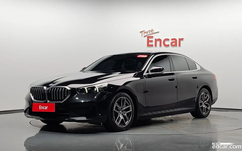 BMW 5 Series 530e 2025 — фото 1, купить с доставкой в Москву