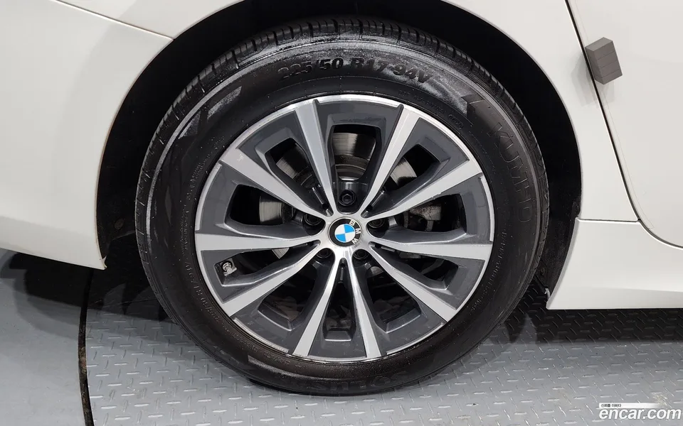 BMW 3 Series 320i 2023 — миниатюра 2