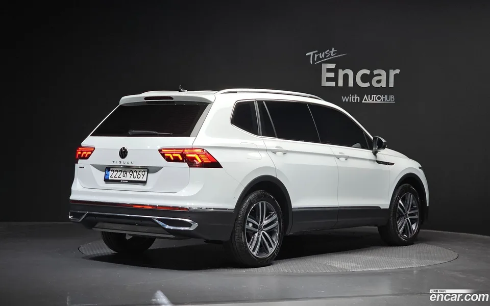 Volkswagen Tiguan Allspace 2.0 TSI 2023 — фото 1, купить с доставкой в Москву