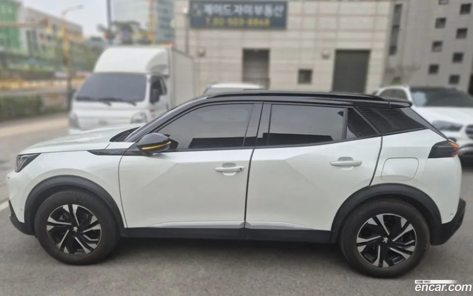 Peugeot e-2008 EV GT 2023 — миниатюра 3