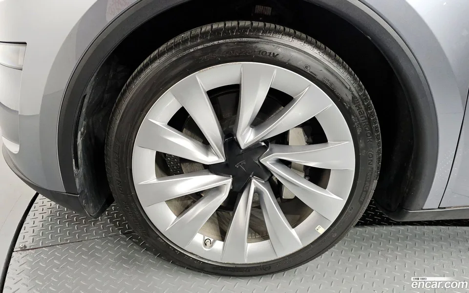 Tesla Model Y AWD 2025 — миниатюра 5