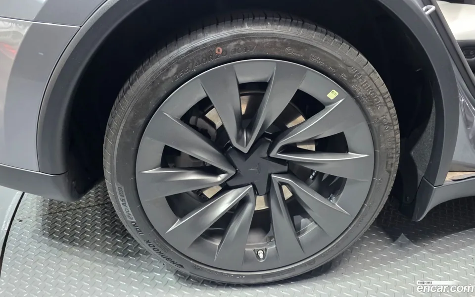 Tesla Model Y AWD 2025 — миниатюра 2