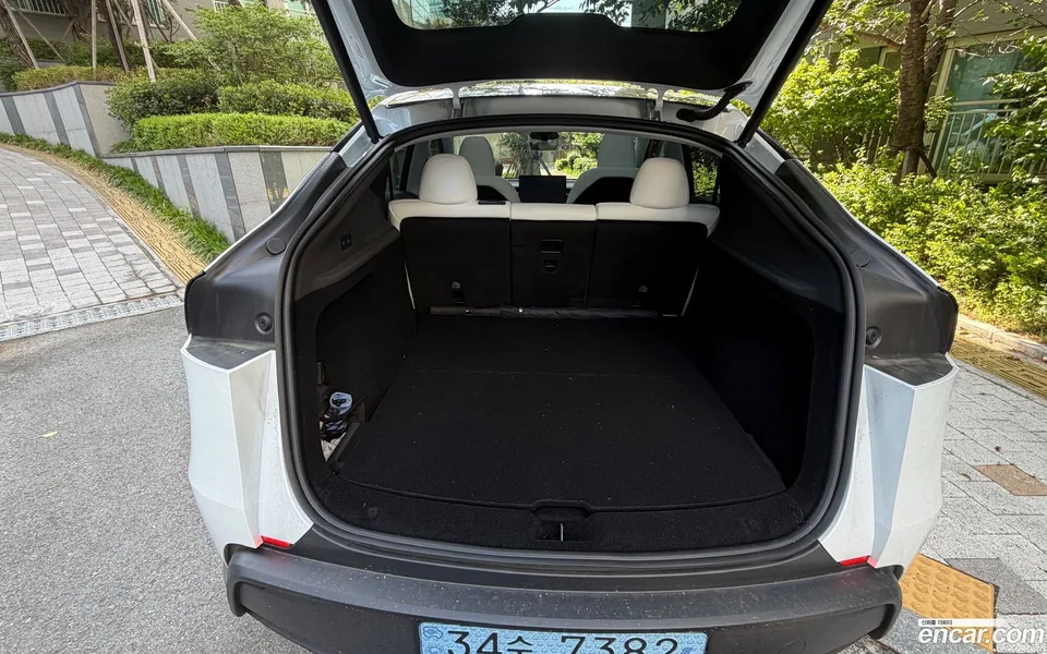 Tesla Model Y RWD 2025 — миниатюра 2