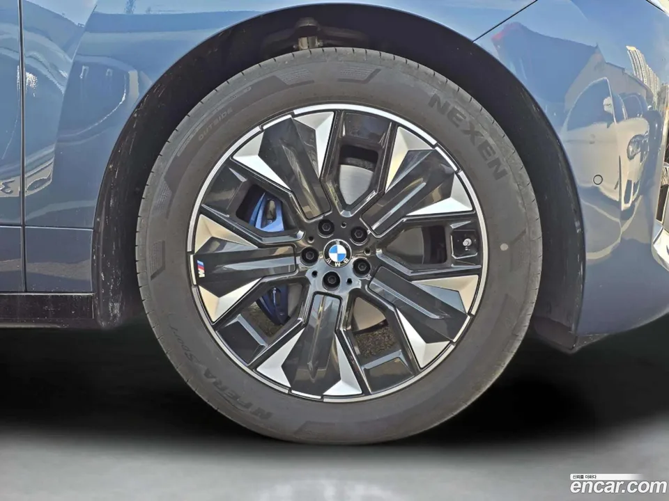 BMW iX xDrive45 M 2025 — миниатюра 2