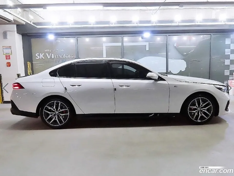 BMW 5 Series 530i xDrive M 2024 — миниатюра 3