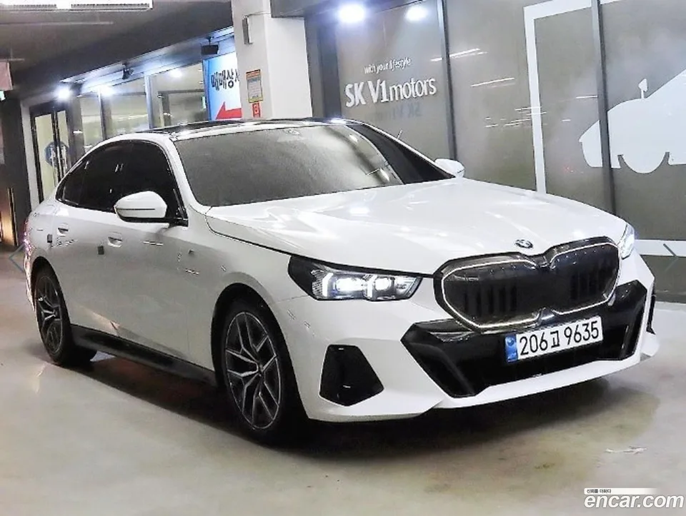 BMW 5 Series 530i xDrive M 2024 — фото 1, купить с доставкой в Москву