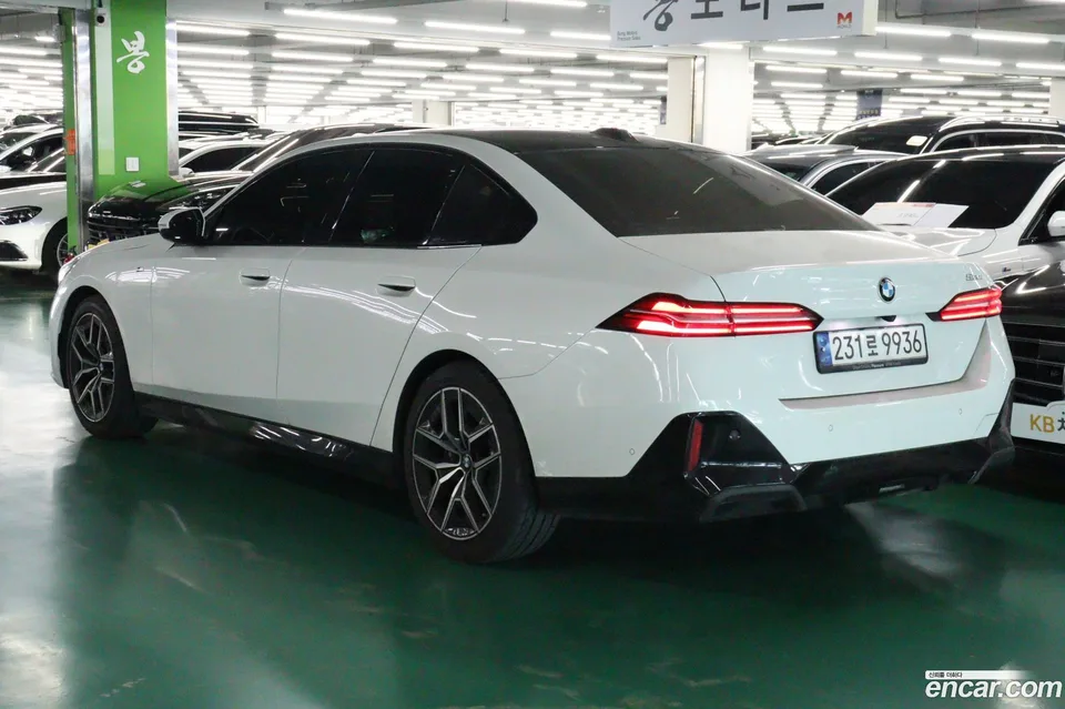 BMW 5 Series 520i M 2023 — миниатюра 2