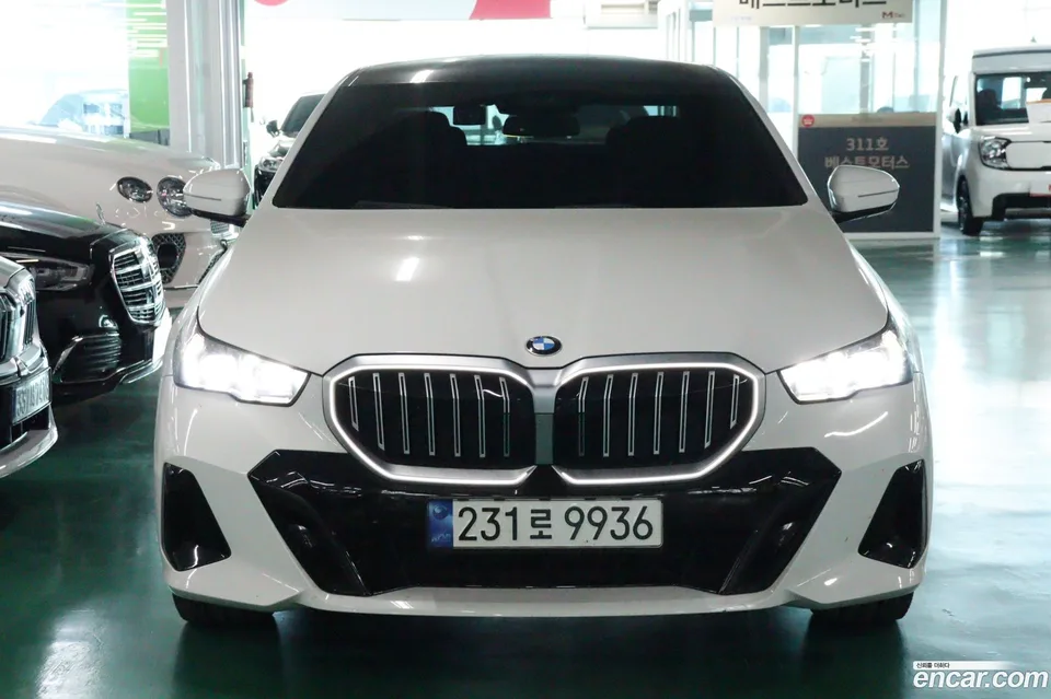 BMW 5 Series 520i M 2023 — миниатюра 3