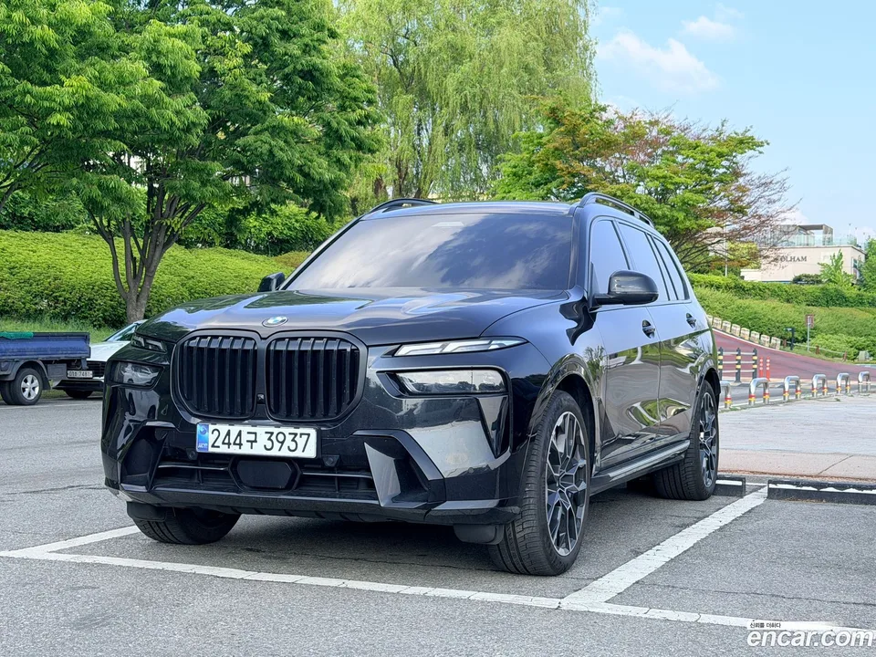 BMW X7 xDrive 40i M 7 2025 — фото 1, купить с доставкой в Москву