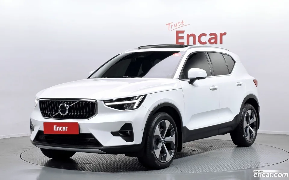 Volvo XC40 B4 2023 — фото 1, купить с доставкой в Москву