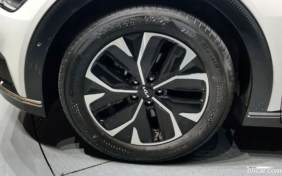 Kia EV6 2023 — миниатюра 2