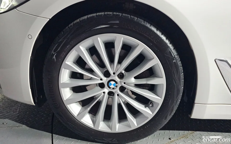 BMW 5 Series 520i 2023 — миниатюра 2